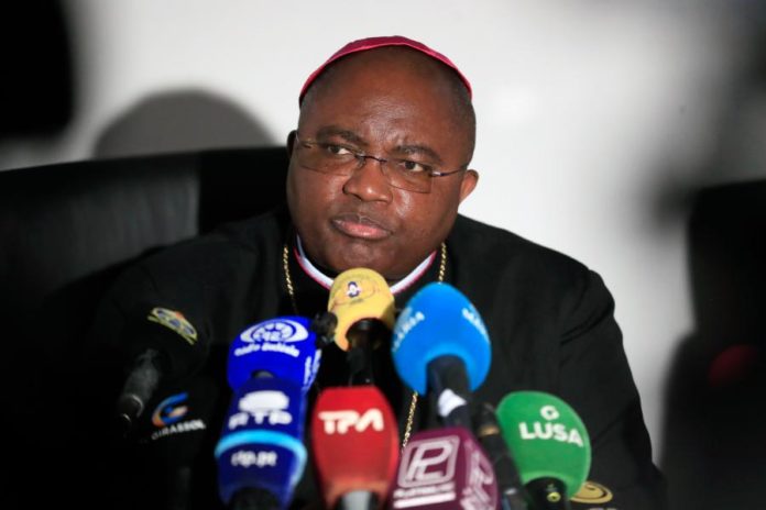 Bispo da Igreja Católica fala durante conferência de imprensa em Angola sobre educação e desenvolvimento no país.