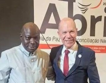 Entre guerras globais e “maratonas de embriagar o povo”: o retrato simbólico de duas visões diferentes de poder