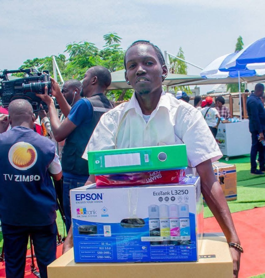 Jovem empreendedor de Cacuaco recebe kit profissional contendo computador All-in-One e impressora Epson EcoTank da Administração Municipal.