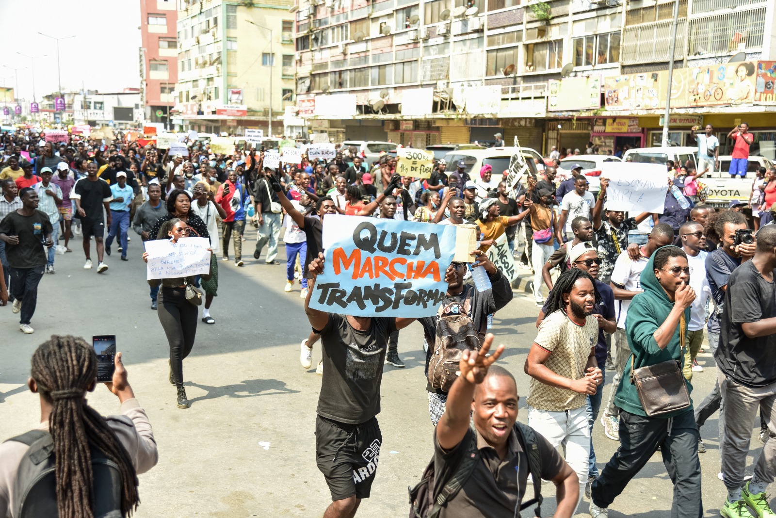 ANGOLA ENTRE GANHOS E RISCOS