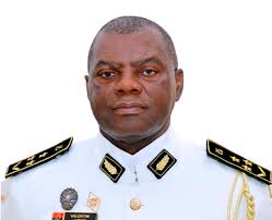 Retrato oficial do Almirante Valentim, da Marinha de Guerra Angolana, fardado em fundo branco. Utilizado em contexto de denúncia sobre gestão de carreiras na MGA
