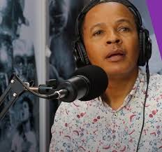 O jornalista Sérgio Rodrigues em estúdio, usando auscultadores e falando ao microfone. Imagem utilizada para ilustrar a polémica sobre condições salariais na TPA