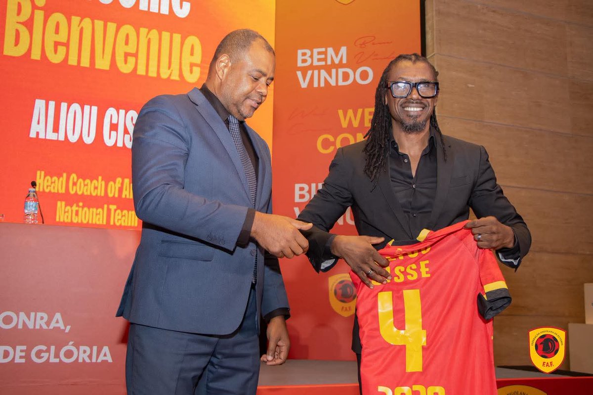 Aliou Cissé recebe camisola oficial da Selecção Nacional de Angola durante cerimónia de apresentação promovida pela Federação Angolana de Futebol.