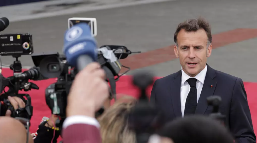 Presidente francês Emmanuel Macron fala à imprensa durante cobertura mediática, reagindo aos ataques no Oriente Médio e condenando as ações do Irã contra os Emirados Árabes Unidos.