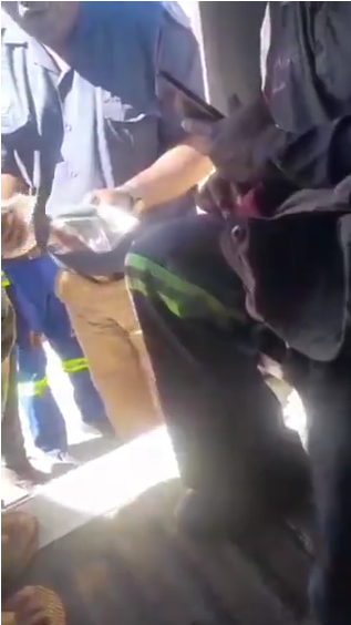 Captura de vídeo de um oficial da polícia TMPD da África do Sul a contar dinheiro de suborno recebido ilegalmente de cidadãos estrangeiros dentro de uma carrinha de patrulha