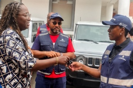 Administradora Municipal da Ingombota, Milca Caquesse Americano, entregando chaves de viaturas Suzuki Jimny a funcionários em Luanda, sob suspeita de fundos duvidosos