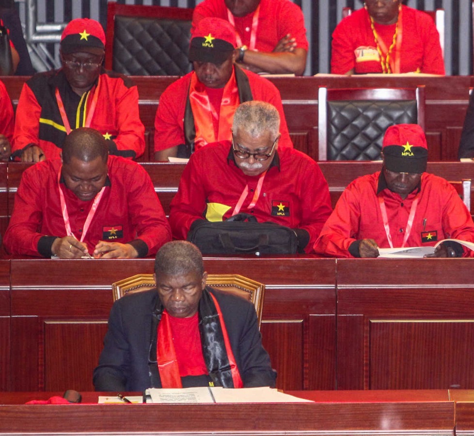 Os Membros do Bureau Político do MPLA estão Contra os Próprios Estatutos