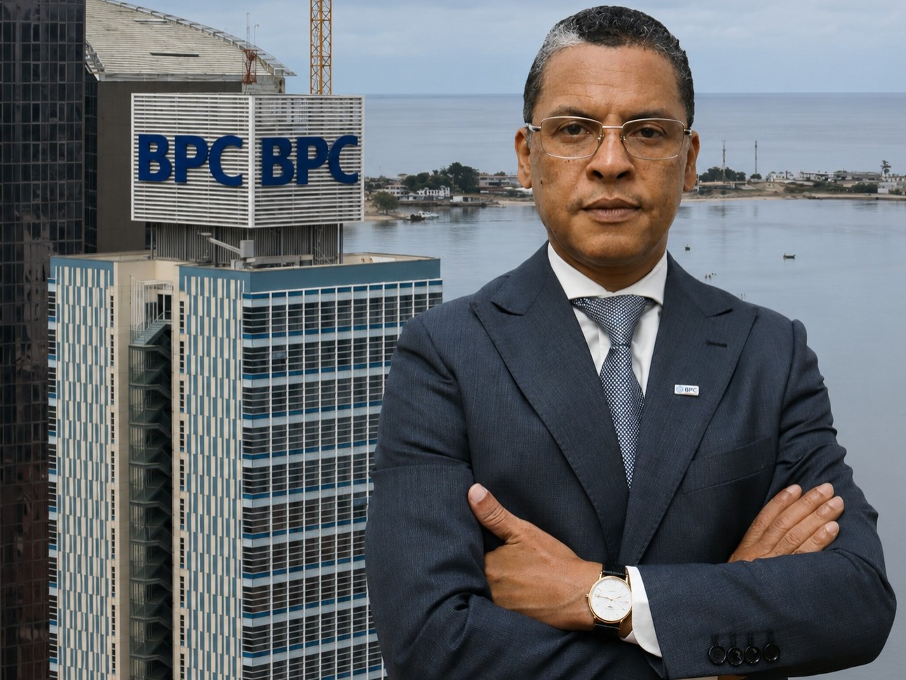 Edifício do Banco de Poupança e Crédito (BPC) com dirigente da instituição em destaque durante polémica interna envolvendo denúncias de gestão e conflitos de interesse.