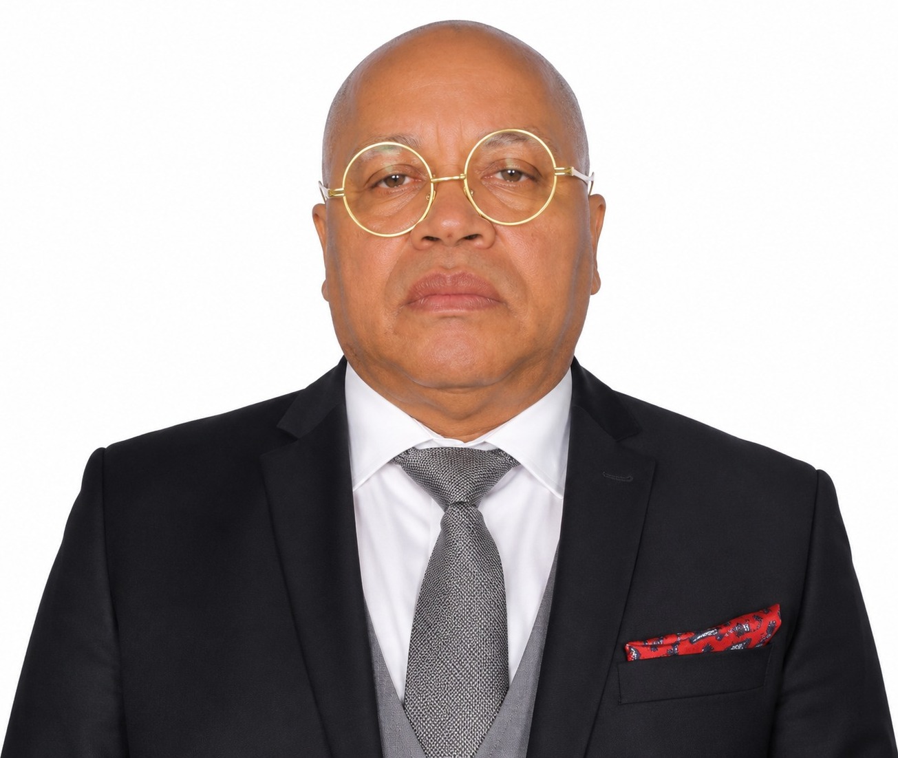 Retrato de José Ferreira Ramos em destaque numa reportagem sobre alegadas irregularidades financeiras e polémicas em Angola.