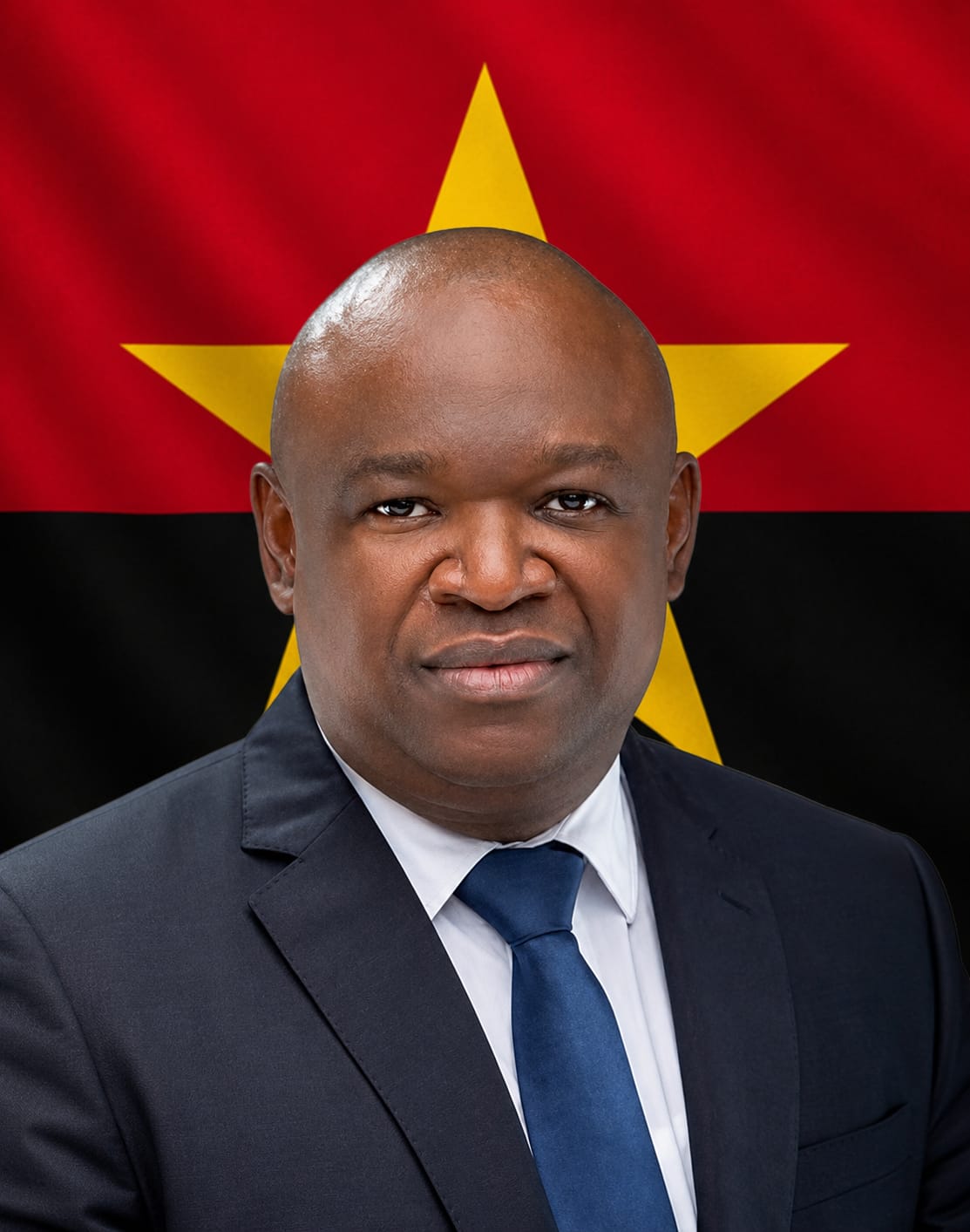 Retrato oficial de Manuel Homem, Ministro do Interior de Angola, vestindo fato escuro e gravata azul, com a bandeira de Angola ao fundo