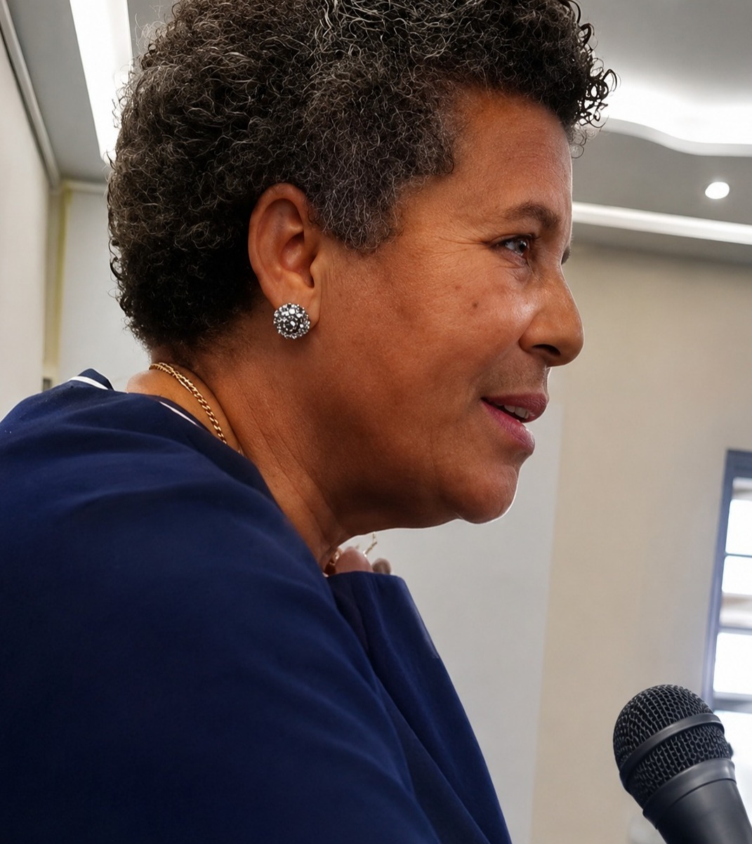 Deputada moçambicana participa numa reunião pública enquanto discute questões sociais e familiares relacionadas com a poligamia em Moçambique.