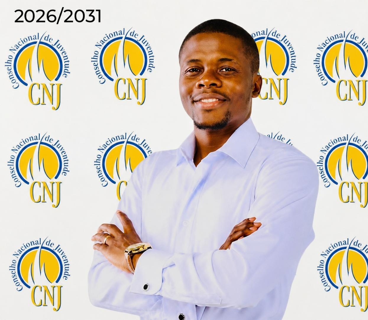 Wilson Domingos posa diante do logótipo do Conselho Nacional de Juventude (CNJ), após ser eleito presidente da organização para o mandato 2026–2031.