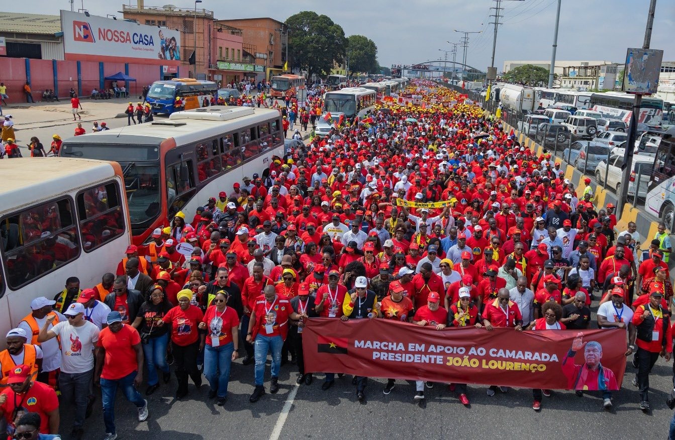 Milhares de apoiantes do MPLA participam numa marcha em Luanda em apoio ao Presidente João Lourenço, ocupando uma das principais avenidas da capital angolana.
