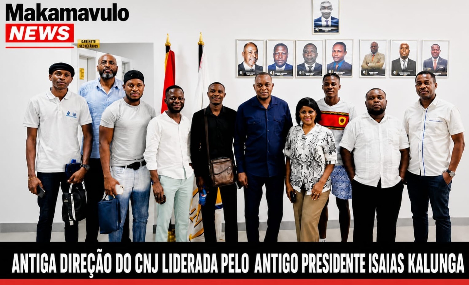 Grupo de jovens e dirigentes posa para fotografia institucional nas instalações do CNJ, durante o período da antiga direcção liderada por Isaías Kalunga.