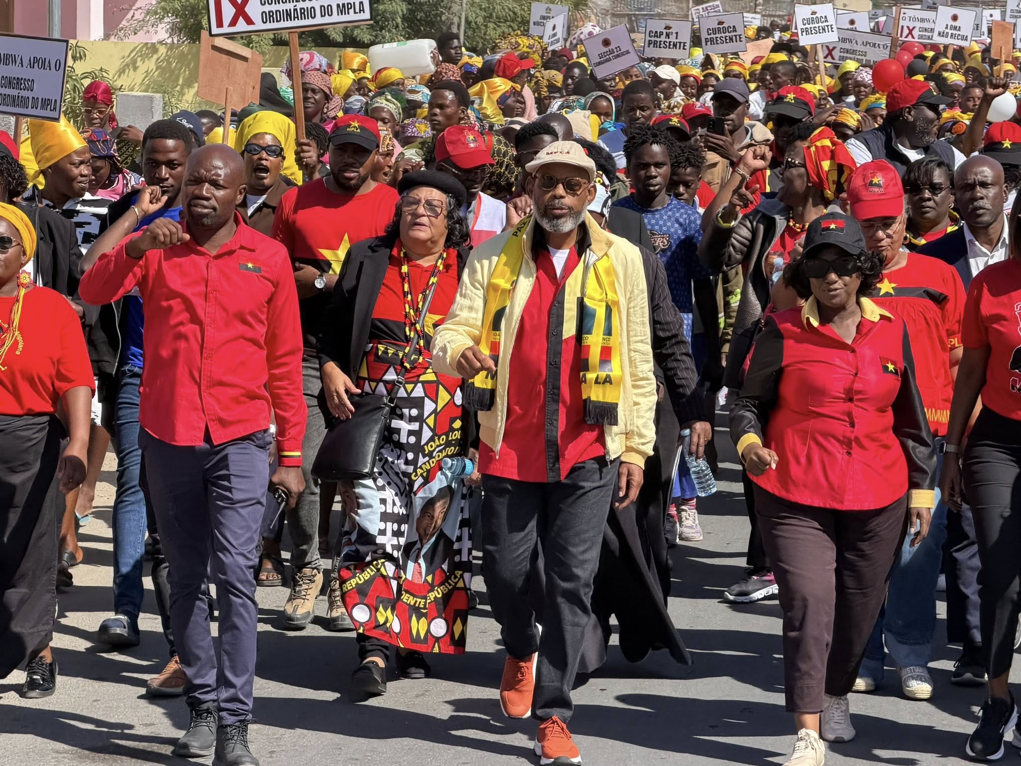 Militantes e apoiantes do MPLA marcham pelas ruas da província do Namibe durante manifestação de apoio ao Congresso ordinário do partido.