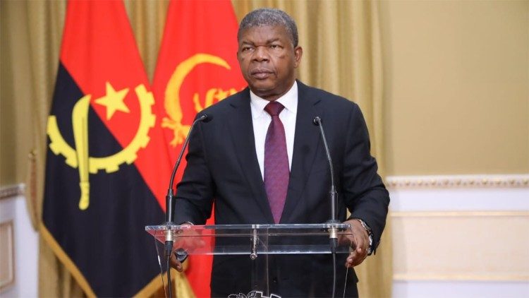 Presidente angolano João Lourenço discursa durante mensagem à Nação, diante das bandeiras de Angola, ao anunciar Luto Nacional em homenagem às vítimas dos conflitos políticos.