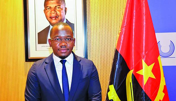 Imagem ilustrativa representando o cenário económico angolano, com destaque para investimentos, circulação de capital e desafios financeiros em Angola.