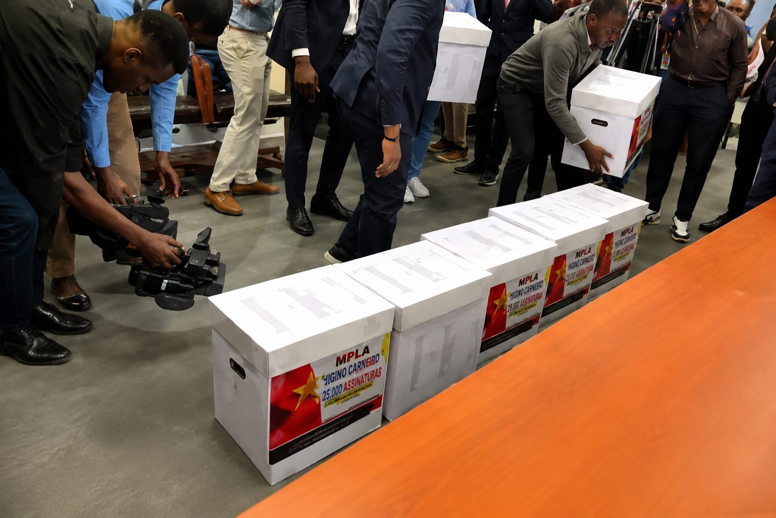 Higino Carneiro entrega 25 mil assinaturas para candidatura e mobiliza apoiantes