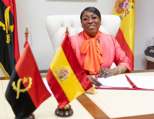 Balbina da Silva Embaixadora na Espanha esta a gamar o dinheiro da embaixada de Angola